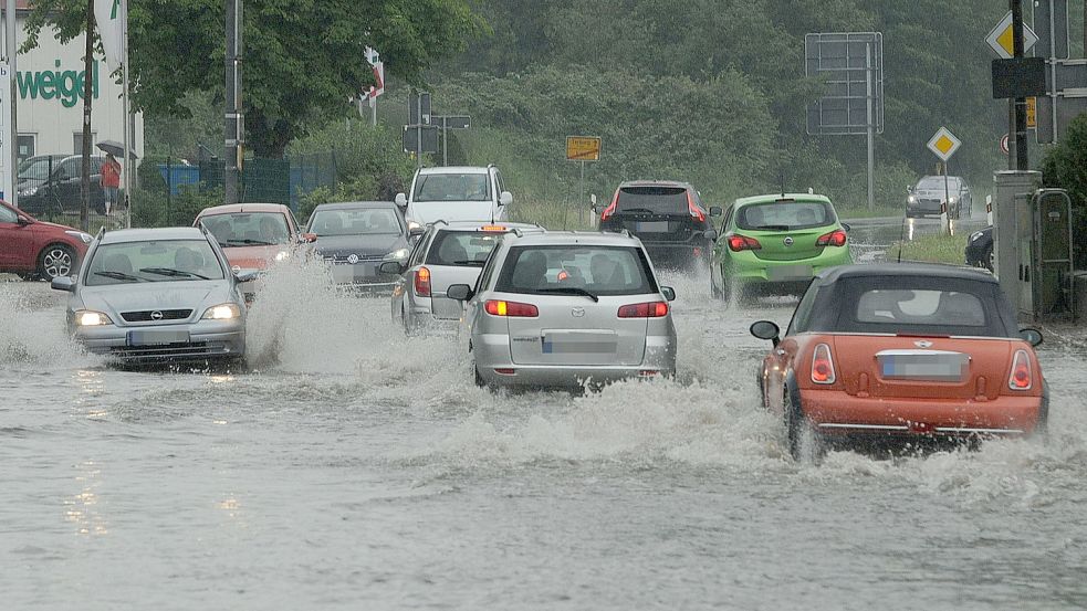 Bei den Regenmengen, die fallen könnte, würden Straßen unter Wasser stehen. Das Foto zeigt die Deichstraße in Leer im vergangenen Jahr nach einem starken Regenfall. Archivfoto: Wolters