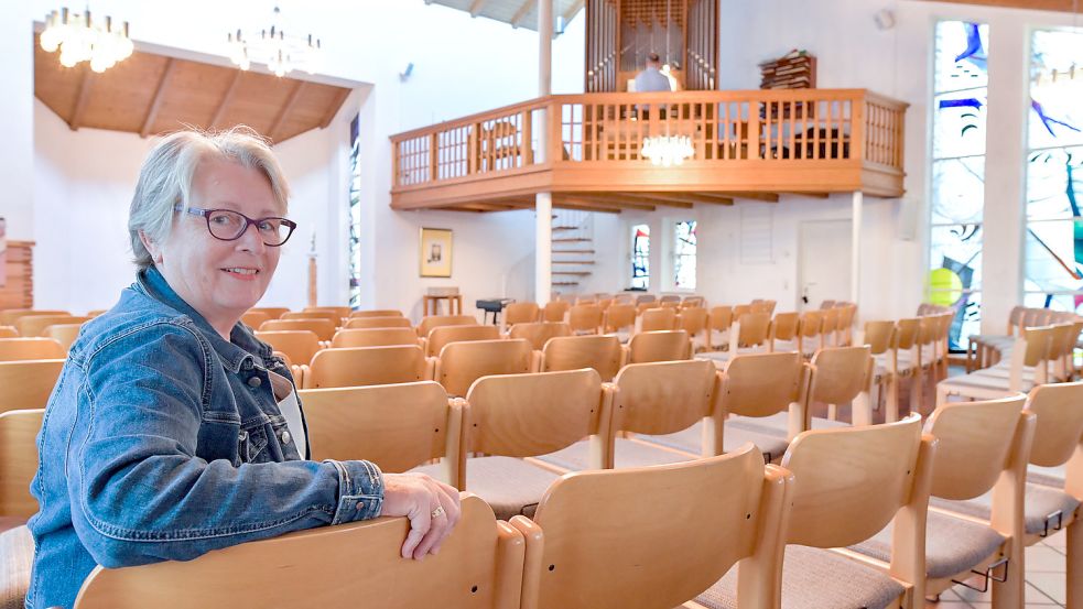 Regina van Lengen ist noch heute stolz auf die Petruskirche. Bei deren Bau hat die 67-Jährige aktiv mitgeholfen. Foto: Ortgies