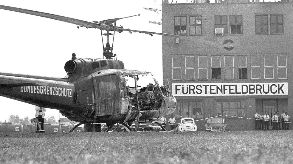 Auf dem Fliegerhorst Fürstenfeldbruck endete die Geiselnahme auf dramatische Weise. Das Bild zeigt den zerstörten Hubschrauber, in dem die Israelis starben. Archivfoto: Imago