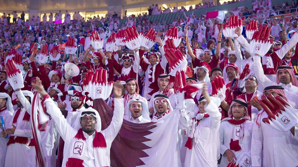 Fans bei der Handball-WM: 2015 fand das Event in Doha statt. Nicht alle Zuschauer kamen aus Katar, einige waren auch eingekauft. Foto: imago sportfotodienst