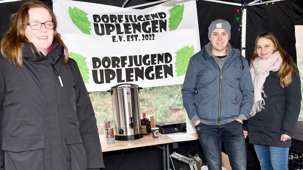 Beim Weihnachtsmarkt in Uplengen verkauften Janna Busboom (von links), Sören Brunken und Janna Brehmer für den Verein Getränke. Foto: Stromann