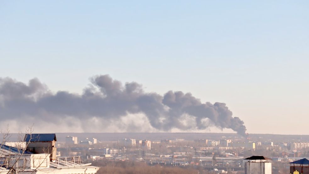 Auf diesem von der Verwaltung der russischen Region Kursk veröffentlichten Foto steigt Rauch aus dem Flughafen Kursk auf. Laut russischen Angaben handelt es sich um einen Drohnenangriff. Foto: Administration der Region Kursk /AP