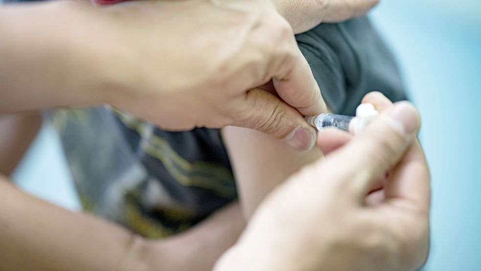 Die Zahl der geimpften Kinder und Jugendlichen ist in Niedersachsen in der Corona-Pandemie offenbar gesunken. Foto: Sommer/dpa