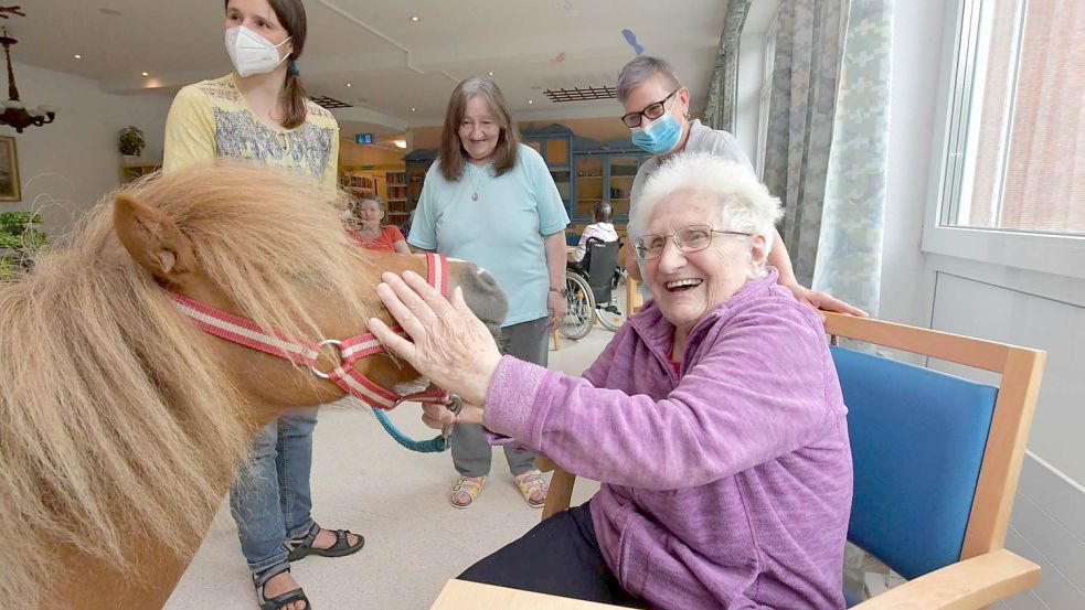Thelke Prüssing (links) ist regelmäßig mit ihrem Pony im Seniorenheim in Popens zu Gast. Fotos: Archiv/Ortgies