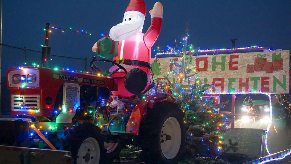 Auch ein Weihnachtsmann ist auf einen Traktor auf einem Motivwagen mit gefahren. Fotos: Hagewiesche