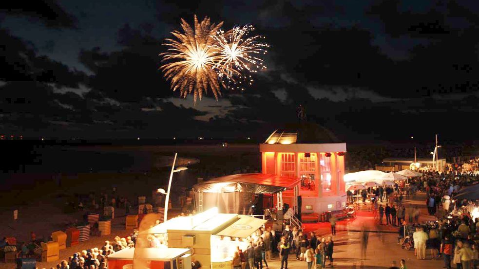 Ein Feuerwerk, wie hier im Jahr 2019, wird es an der Strandpromenade von Borkum in diesem Jahr nicht geben. Foto: Archiv
