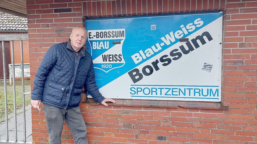 Diedrich „Didi“ Oltrop ist seit 65 Jahren Mitglied beim SV Blau-Weiß Borssum. Der Verein hält den Stadtteil zusammen. Fotos: Hanssen