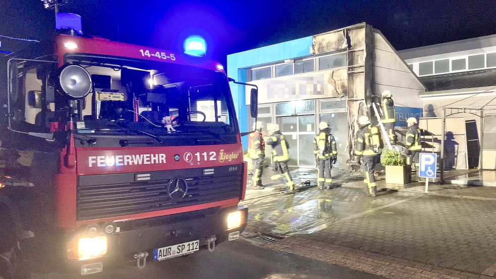 Im Ostgroßefehner Industriegebiet hat die Feuerwehr die Fassade eines Gebäudes gelöscht. Foto: Kowalzik/Feuerwehr