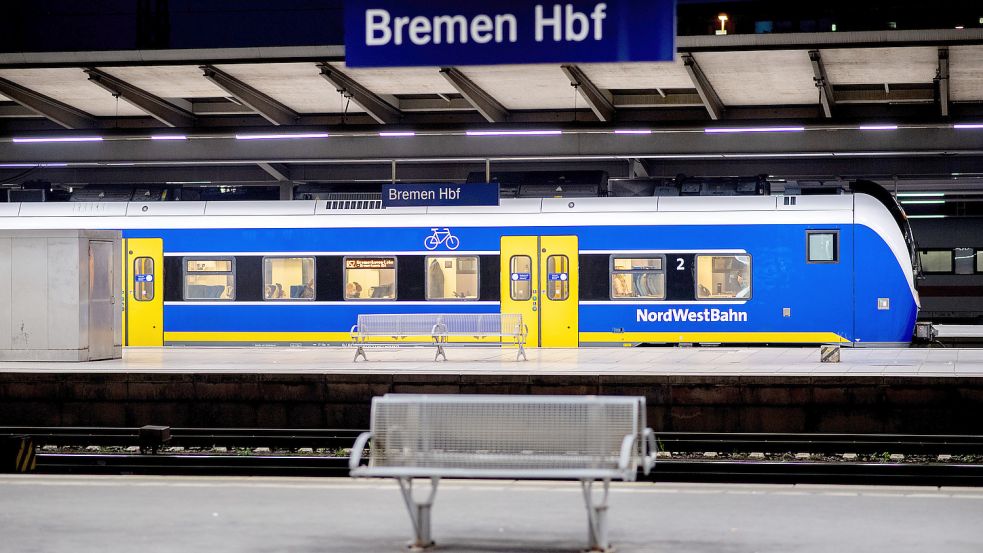 In einer Nordwestbahn nach Bremen haben zwei Jugendliche vier Männer mit Reizgas angegriffen. Foto: Hauke-Christian Dittrich / dpa