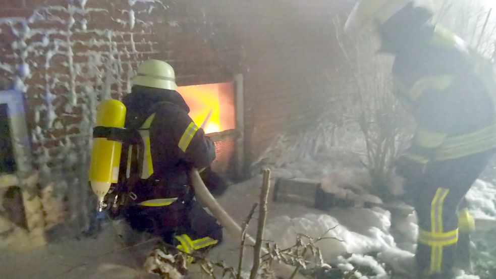 Aus dem Kellerfenster schlugen den Feuerwehrleuten die Flammen entgegen. Foto: Feuerwehr