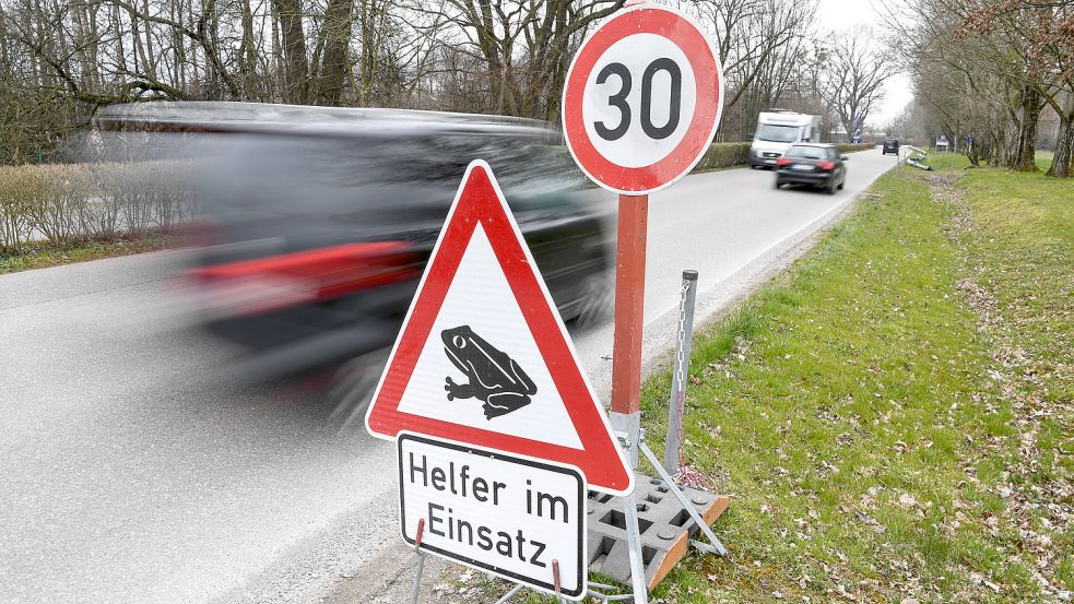 Hinweisschilder weisen auf die Krötenwanderung hin. Foto: Kästle/dpa