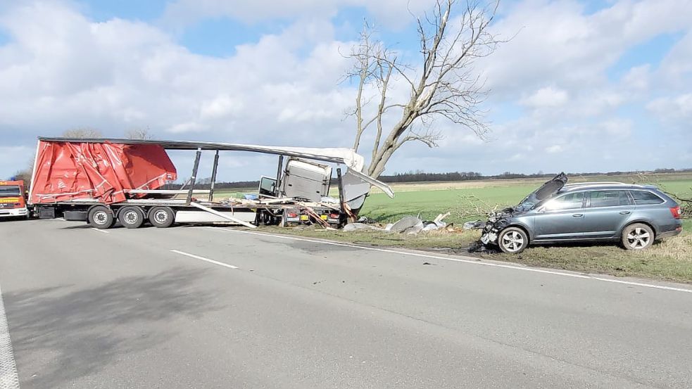 Zu einem größeren Unfall mit mehreren Fahrzeugen kam es am Montagmittag in Upgant-Schott. Foto: Wagenaar