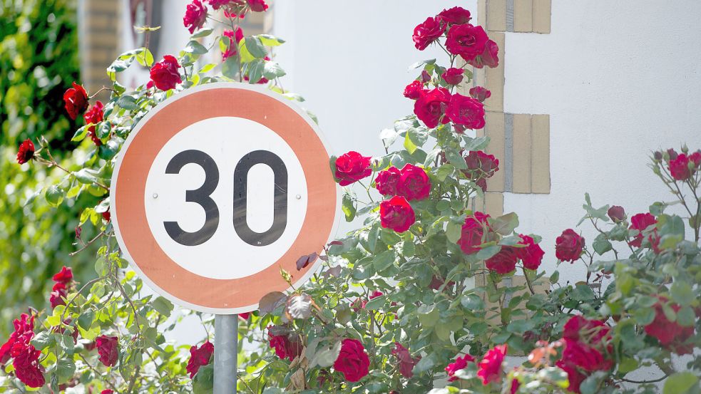 Kommunen können schon jetzt Tempo 30 anordnen, allerdings nur unter speziellen Bedingungen – etwa wegen der Verkehrssicherheit oder um die Anwohner vor Lärm zu schützen. Foto: Burgi/dpa