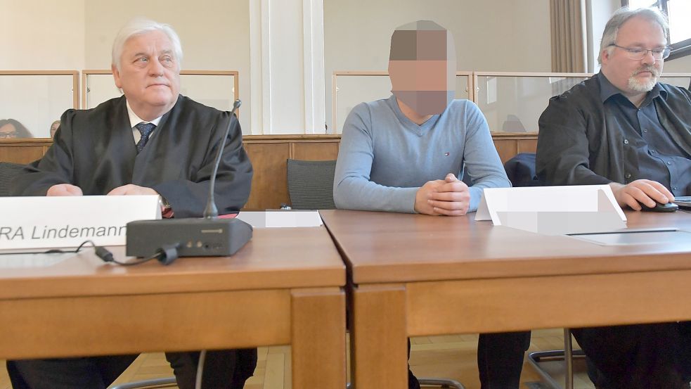 das Foto zeigt den Angeklagten am ersten Verhandlungstag zwischen seinem Wahlverteidiger Martin Lindemann (Bad Oeynhausen, links) und Pflichtverteidiger Joachim Müller (Aurich). Foto: Archiv/Ortgies