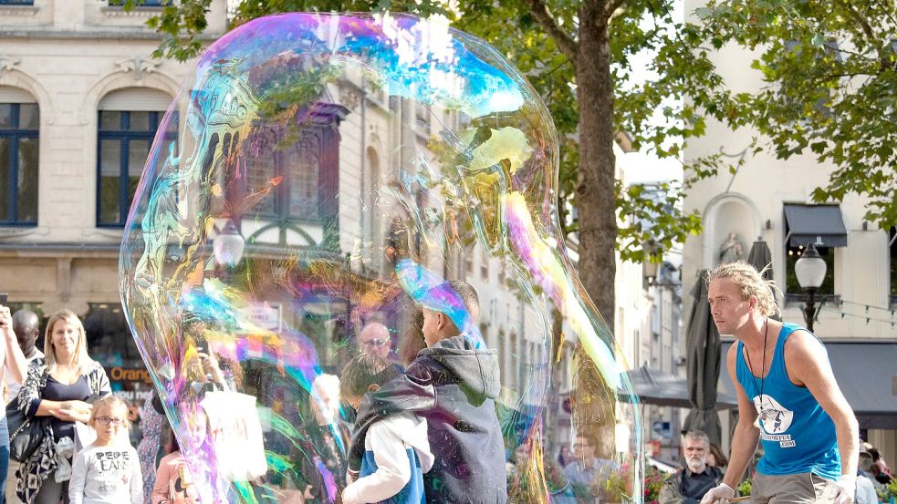 Gefangen in der Seifenblase: bei „Bubbles for Fun“ wird das für kurze Zeit möglich. Foto: Bubbles for Fun