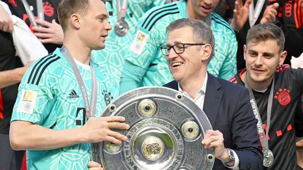 Kürzlich freute sich Jan-Christian Dreesen (vorne rechts) gemeinsam mit Manuel Neuer über die Deutsche Meisterschaft für den FC Bayern München. Nun wünscht Dreesen den Auricher B-Juniorinnen den DM-Titel. Foto: DPA