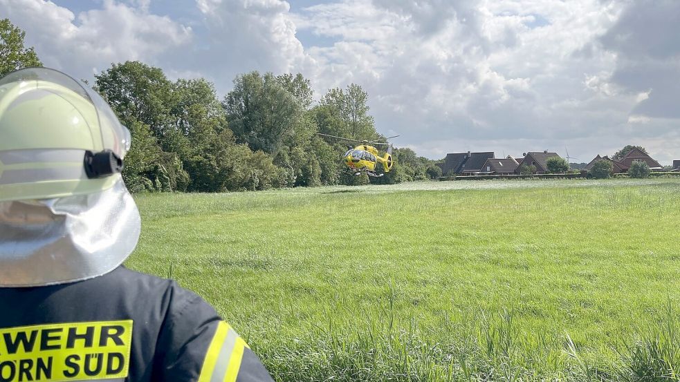 Ein Hubschrauber musste im beschaulichen Krummhörner Dorf Rysum landen. Foto: Feuerwehr