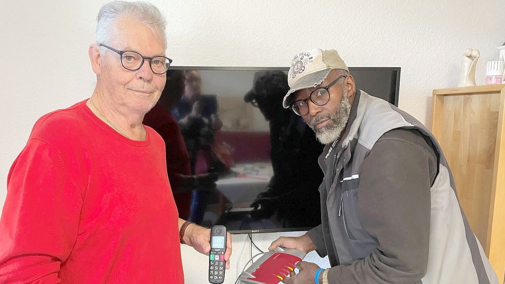 Hausmeister David Harris (rechts) hat Telefon von Heinz Memenga repariert.