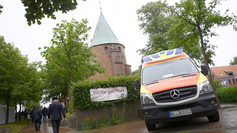 Ist man als Notfall-Patient in Ostfriesland schnell im Rettungswagen oder vor allem in Gottes Hand? Symbolfoto: Walzberg/dpa