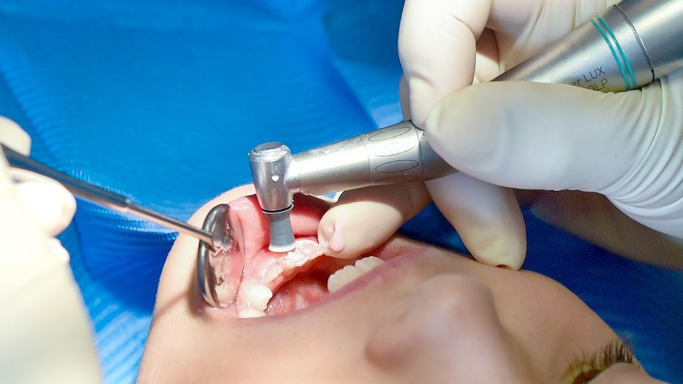 Ist das Zahnfleisch entzündet? Falls ja, kann eine langwierige Zahnarzt-Behandlung notwendig werden. Die kostet. Foto: Pleul/dpa