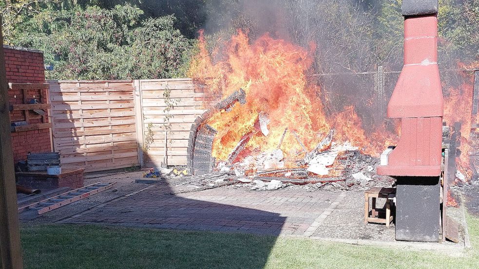 Ein Gartenhaus stand lichterloh in Flammen. Foto: Feuerwehr