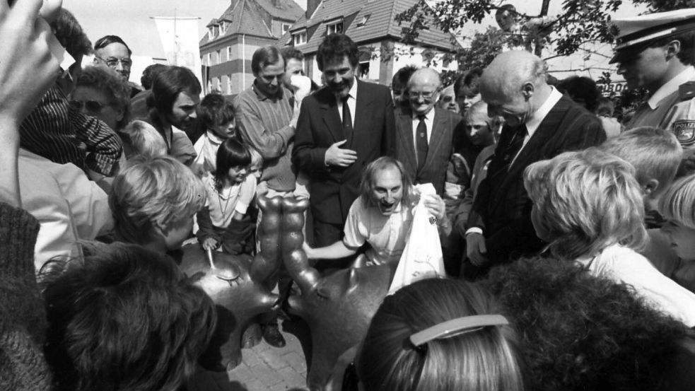 Otto Waalkes enthüllte die Ottifanten-Skulptur in Transvaal am September 1987 im Beisein seiner Familie und des damaligen Oberbürgermeisters Alwin Brinkmann. Foto: F. Doden/Archiv