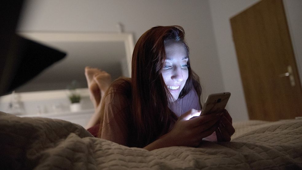 Blaues Licht: Schlechter Schlaf durch Handys, Tablets und E-Reader? Foto: dpa/Franziska Gabbert