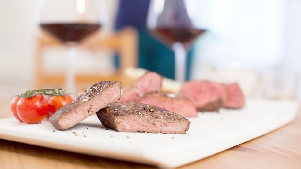 Die Röstaromen von gebratenem oder gegrilltem Steak harmonieren besonders gut mit Rotwein. Foto: Christin Klose/dpa-tmn
