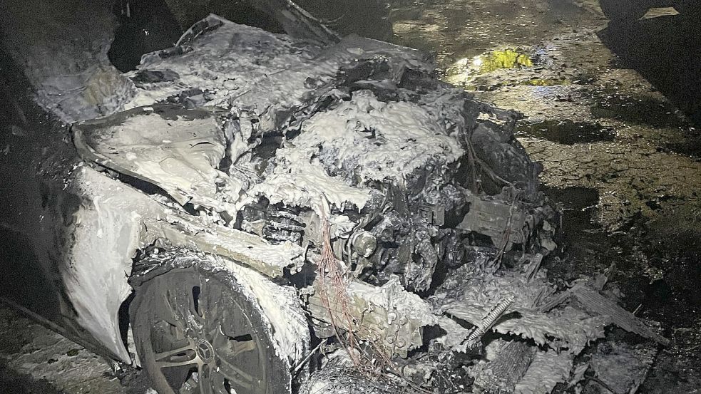 Von dem ausgebrannten Auto im Emder Stadtteil blieb nicht viel übrig. Foto: Feuerwehr Emden