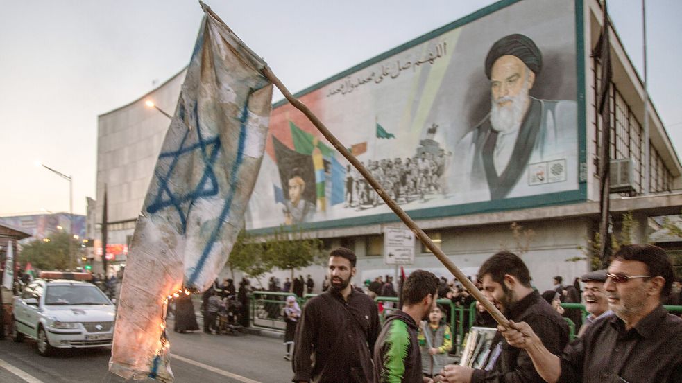 Auf einem Pro-Palästina-Protest wurde in Teheran auch eine Israel-Flagge verbrannt. Foto: imago images/Abacapress