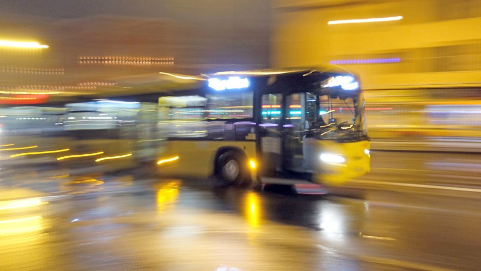Unter anderem sind von der Zeitumstellung die Nachtbusse der BSAG ab dem Bremer Hauptbahnhof betroffen. Foto: imago images / Frank Sorge
