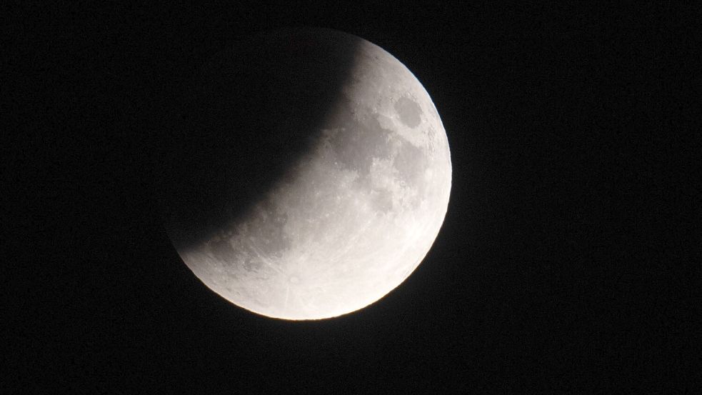 Der Mond ist während einer Mondfinsternis (zum Teil) durch den Schatten der Erde verdeckt. Foto: dpa/Soeren Stache