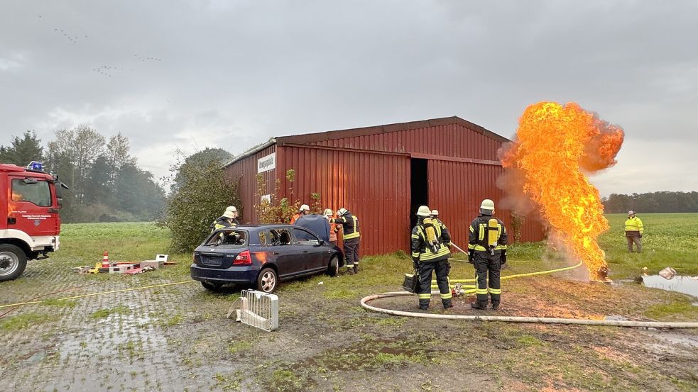 In der Übung hatten Funken aus dem Unfallwagen eine Halle in Brand gesteckt. Foto: Feuerwehr