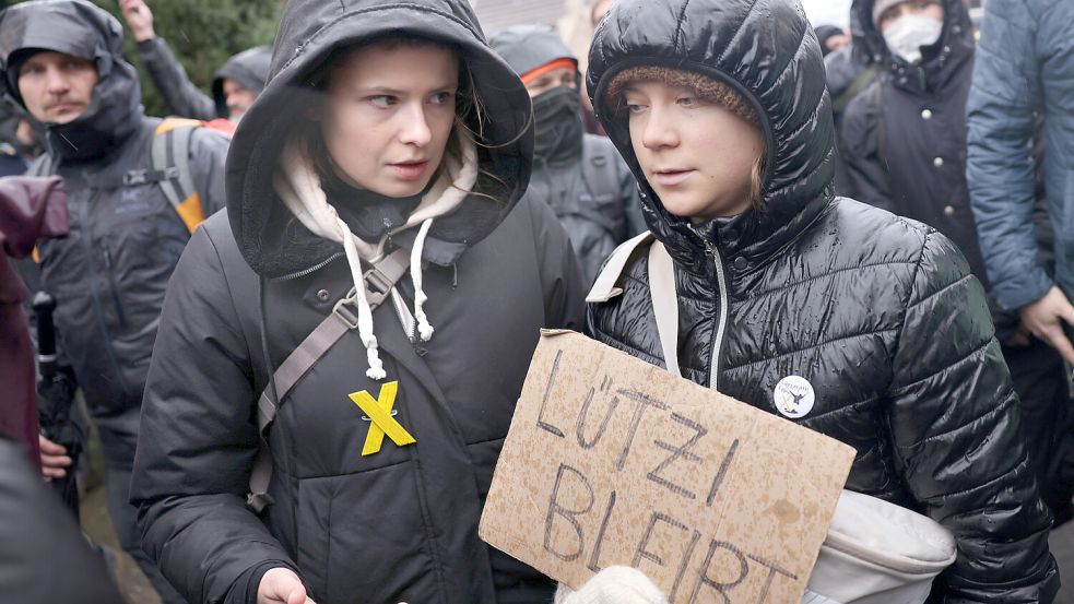 Die Klimaaktivistinnen Luisa Neubauer (l.) und Greta Thunberg während einer Demo gegen die Räumung des Dorfes Lützerath. Foto: dpa/Oliver Berg