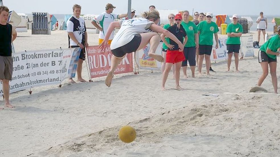 Normalerweise ist Völkerball eine Hallensportart. Um die Sportart populärer zu machen, wurden auch Beach-Turniere organisiert. Hier ein Bild aus dem Jahre 2009. Archivfoto: Privat