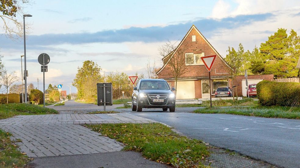 An den Kreuzungen der Verbindungsstraße, hier an der Altebeek in Höhe Grundschule, sollen die "Vorfahrt achten"-Schilder durch Stoppschilder ersetzt werden. Foto: Lüppen