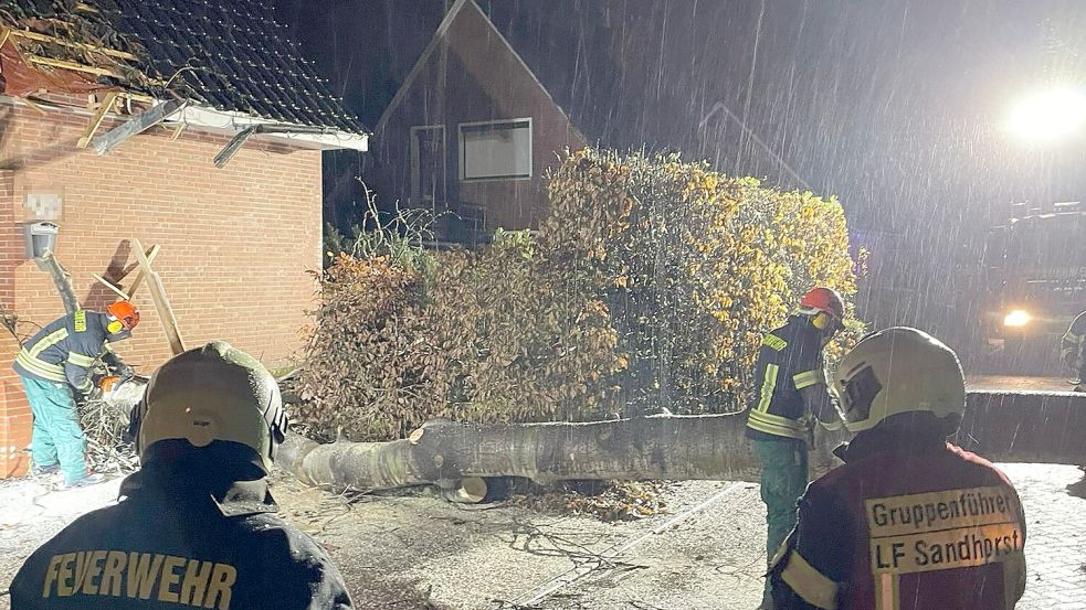 Im Rehweg in Sandhorst ist ein Baum auf ein Haus gestürzt. Foto: Leerhoff/Freiwillige Feuerwehr Aurich