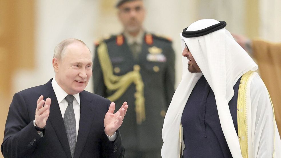 Bester Laune: Russlands Staatschef Wladimir Putin und der Präsident der Vereinigten Arabischen Emirate, Mohammed bin Sajid. Foto: IMAGO/ITAR-TASS/Sergei Savostyanov