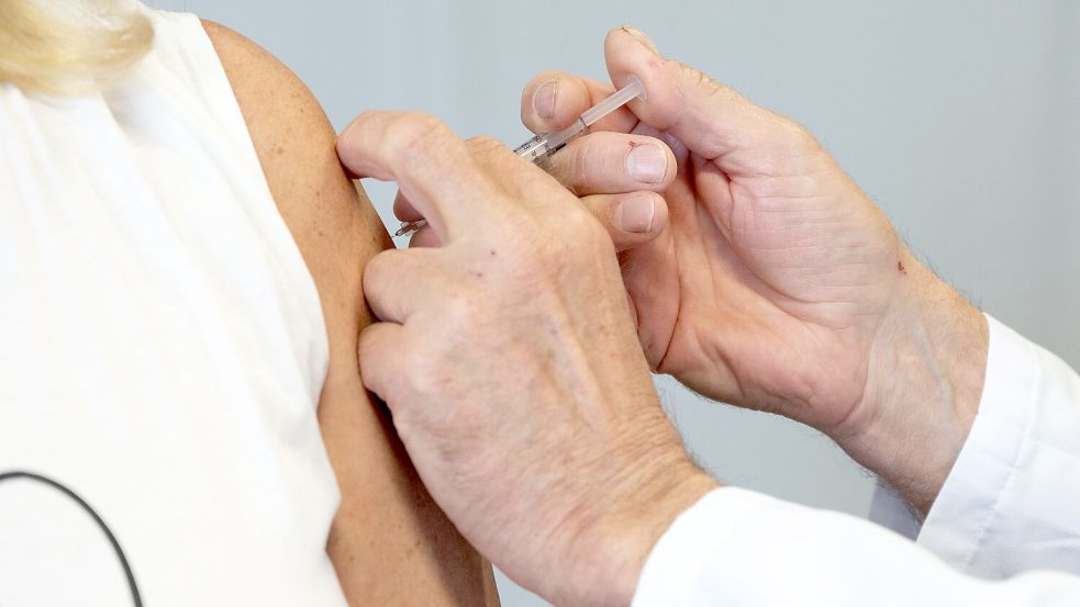 Viele ältere Menschen in Deutschland gehen ohne Impfung in die aktuelle Grippesaison, die laut RKI noch bis zur 20. Kalenderwoche 2024 läuft. Foto: dpa/Sebastian Kahnert