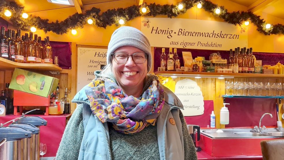 Die Imkerei von Insa Buss und ihrem Mann Heinz-Herbert hat seit fast 30 Jahren einen Stand auf dem Weihnachtsmarkt. Foto: Cordes