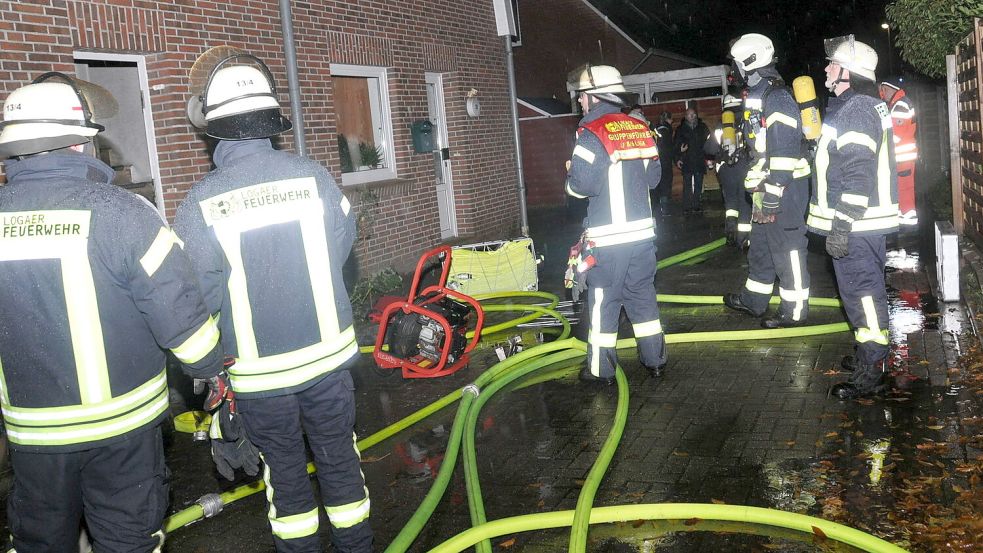 Zahlreiche Feuerwehrleute waren bei dem Brand in der Frankenstraße im Einsatz. Foto: Wolters