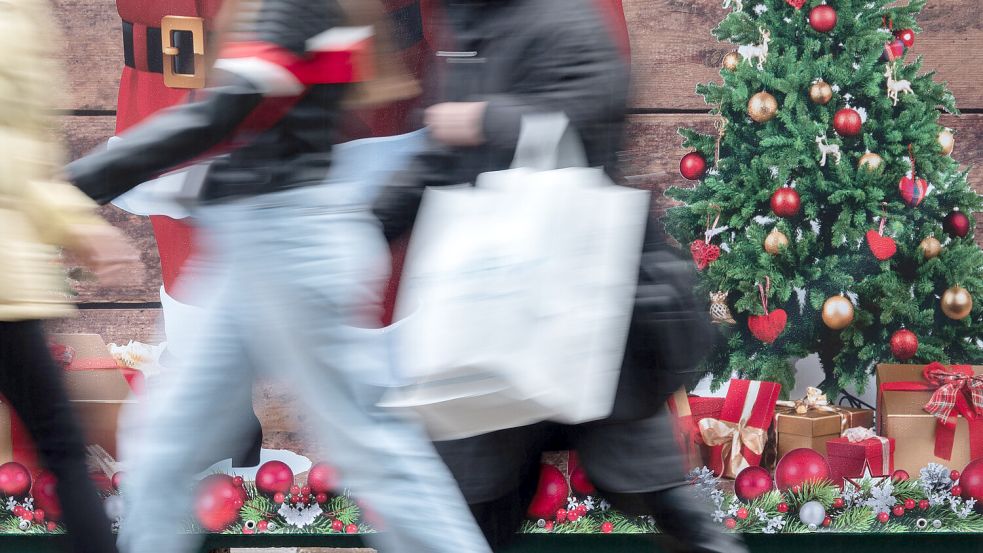 Kein Shopping einen Tag vor Weihnachten? Die Gewerkschaft Verdi ruft Beschäftigte im Einzelhandel in Niedersachsen dazu auf, am 23. Dezember 2023 die Arbeit niederzulegen. Foto: Anna Ross/dpa