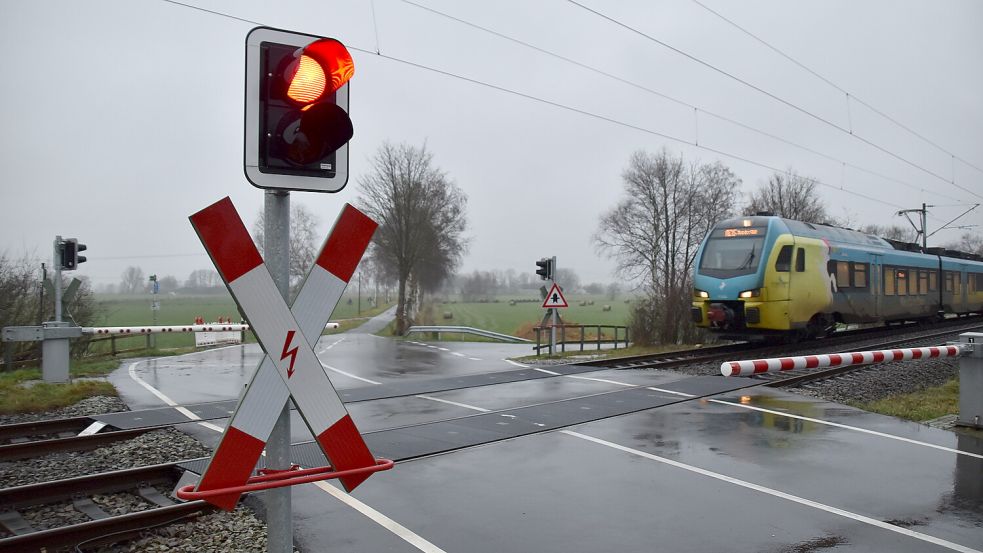 Der Bahnübergang Zu den Höfen I im Hammrich beim Esklumer Sieltief soll ab dem 12. Januar gesperrt werden. Foto: Ammermann