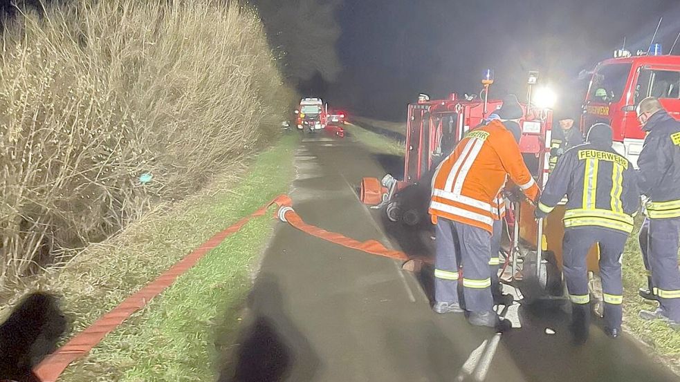 Im Landkreis Celle helfen die Emder Feuerwehrleute mit der Hochleistungspumpe gegen die Wassermassen. Sie waren in der Nacht auf den 27. Dezember durchgehend im Dienst. Foto: Feuerwehr