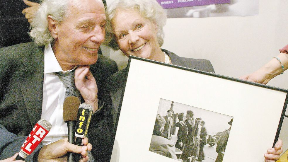Francoise Bornet, ihr Ehemann und das legendäre Foto „Der Kuss“. Bornet, die als junge Frau auf dem Bild zu sehen ist, ist nun mit 93 Jahren gestorben. Foto: IMAGO/ABACAPRESS