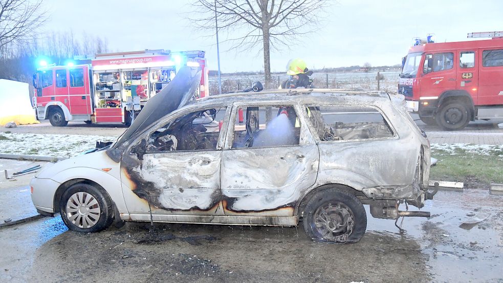 Die Feuerwehr löschte das brennende Auto. Foto: Ellinger
