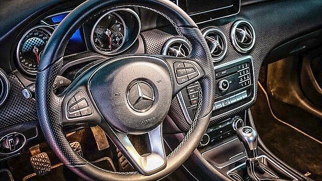 Zwei Mercedes-Fahrer sollen sich in Großefehn ein Autorennen geliefert haben. Einer wurde verurteilt und hat nun Berufung eingelegt. Symbolfoto: pixabay