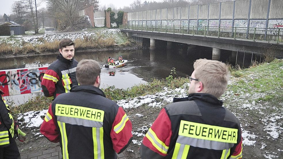 Mitglieder der örtlichen Feuerwehren hatten in Moormerland nach dem Mann gesucht, unter anderem am Sauteler Kanal. Foto: Wolters/Archiv