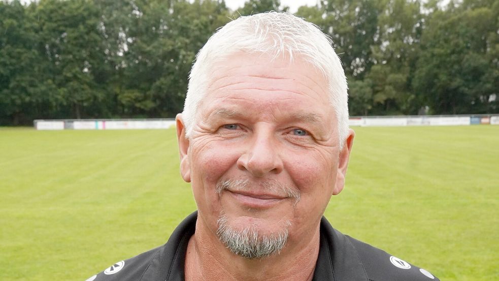 Jürgen Zimmermann ist ein Wiesmoorer Urgestein und seit 2022 zum zweiten Mal Trainer der 1. Mannschaft. Foto: Steenhoff