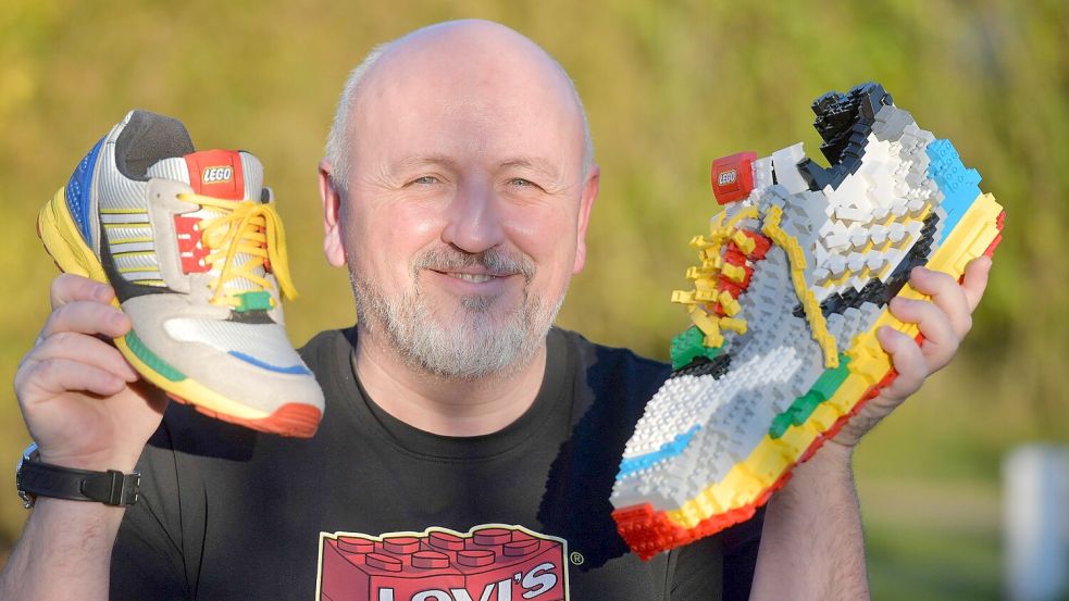 Frank Boor kann eigentlich alles aus Lego bauen. Mit diesem Turmschuh tritt er den Beweis an. Foto: Archiv/Ortgies